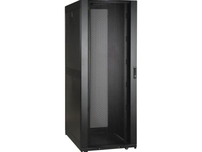 Gabinete Ancho de Profundidad Estándar SmartRack de 42U con puertas y paneles laterales